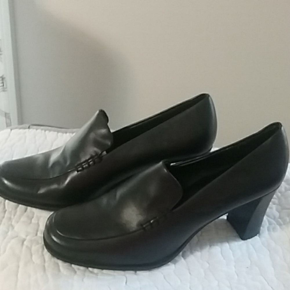 ETIENNE AIGNER black leather heeled loafer